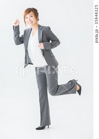走るビジネスウーマン 35646325