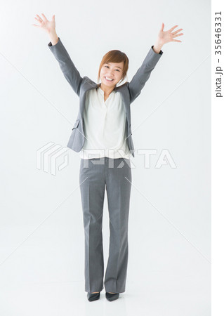 バンザイするビジネスウーマン 35646331