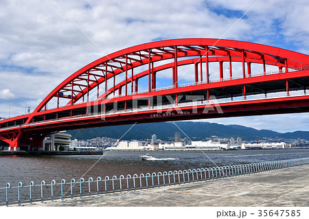 神戸港に架かる神戸大橋 35647585