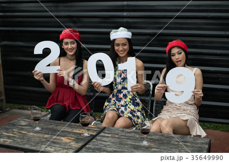 Young people are celebrating New Year's party. 35649990