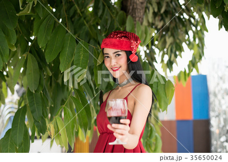 Young people are celebrating New Year's party. 35650024