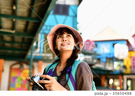 Beautiful girls are traveling abroad with fun. Beautiful girls are traveling abroad with fun. 35650498