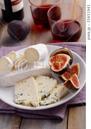 Cheeses and figs 35651941