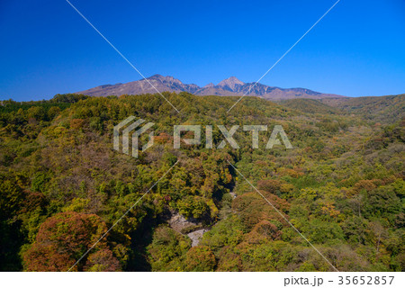 八ヶ岳高原大橋から眺める 八ヶ岳 紅葉の写真素材