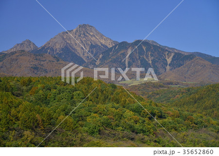 八ヶ岳高原大橋から眺める 八ヶ岳 紅葉の写真素材