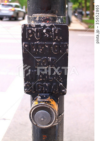 アメリカの道路標識 横断歩道信号の押しボタン 35652865