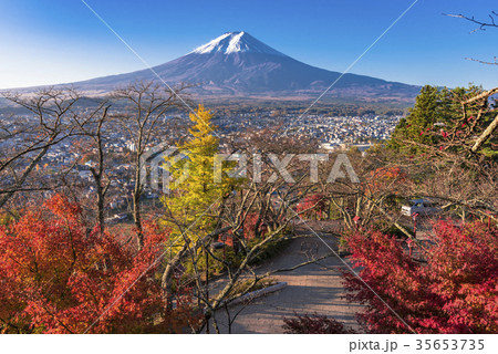 秋の富士吉田市の街並みと富士山 35653735