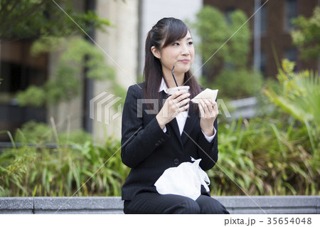 ランチする女性 35654048