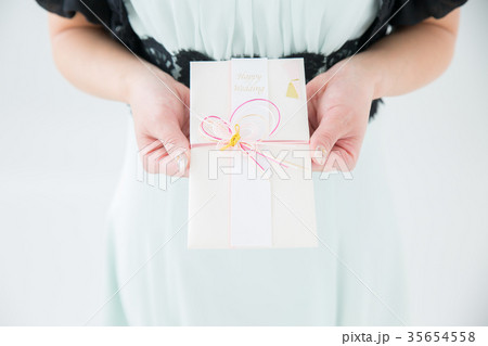 お祝儀袋を持つ女性 35654558