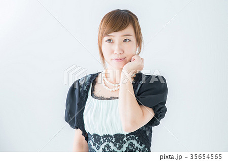ドレスを着た女性 ドレスを着た女性 35654565