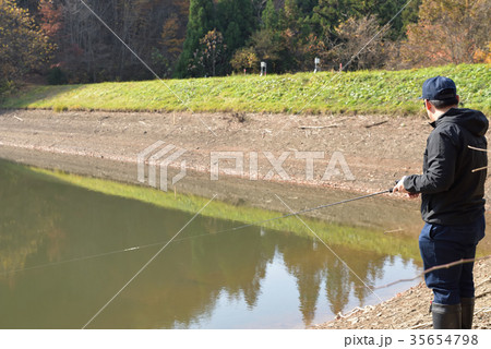 秋のブラックバス釣りの写真素材
