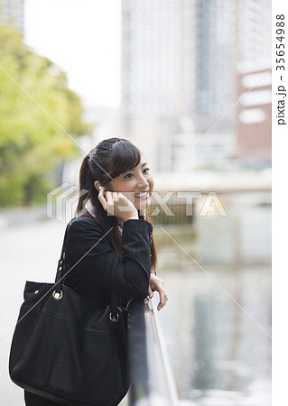 イヤホンで音楽を聴く女性 35654988