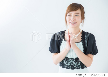感動するドレス姿の女性 感動するドレス姿の女性 35655091