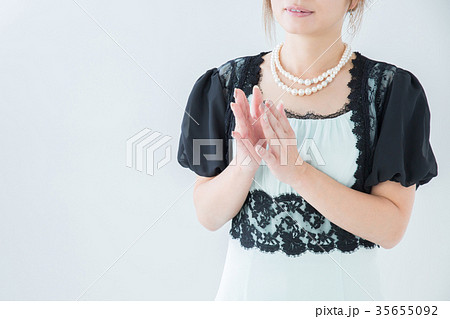 考えるドレス姿の女性 考えるドレス姿の女性 35655092