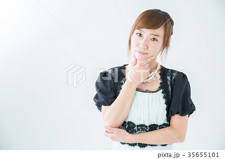 考えるドレス姿の女性 考えるドレス姿の女性 35655101