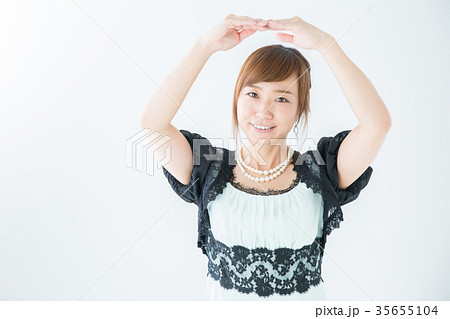 マルサインするドレス姿の女性 35655104