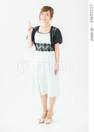 人差し指をたてるドレス姿の女性 35655117