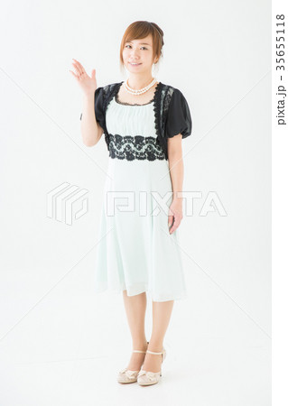 案内するドレス姿の女性 35655118