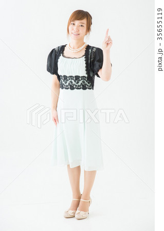 人差し指をたてるドレス姿の女性 35655119
