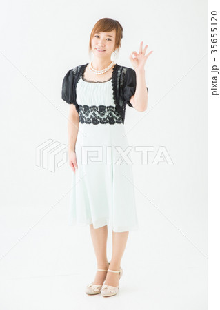 OKサインするドレス姿の女性 35655120