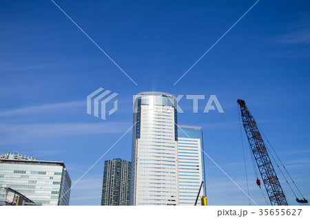 豊洲駅周辺の開発風景 クレーンと高層ビルと秋の空 2017年 豊洲駅周辺の開発風景 クレーンと高層ビルと秋の空 2017年 35655627