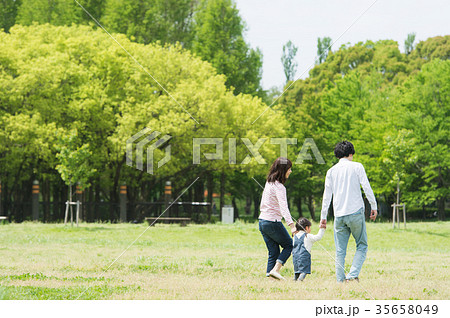 公園で遊ぶ親子 公園で遊ぶ親子 35658049