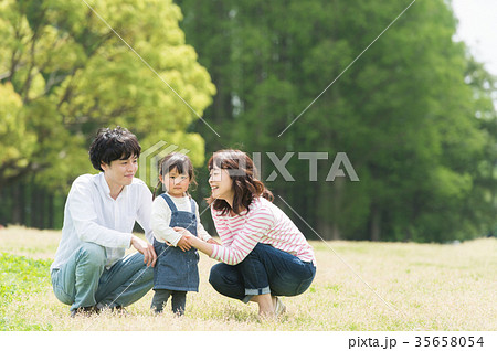 公園で遊ぶ親子 35658054