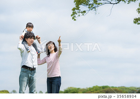 公園で遊ぶ親子 公園で遊ぶ親子 35658934
