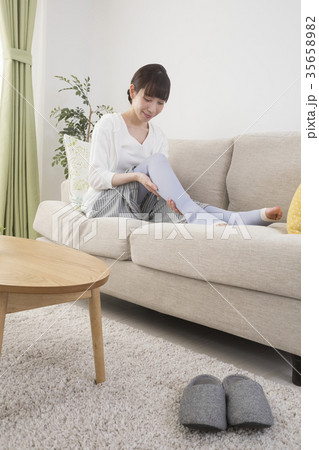 むくみ対策　女性　マッサージ 35658982