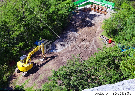 森林地帯と建設現場 森林地帯と建設現場 35659306