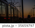 朝焼けと電車 35659797