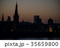 ドイツ・デュッセルドルフの旧市街の朝焼けと影 35659800