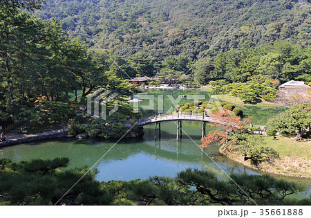特別名勝「栗林公園」秋の南庭南湖(手前は偃月橋、奥は掬月亭) 特別名勝「栗林公園」秋の南庭南湖(手前は偃月橋、奥は掬月亭) 35661888