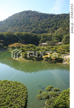 特別名勝「栗林公園」南湖の渚山越に掬月亭を見る 35661954