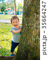 公園で遊ぶ男児 35664247