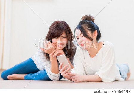 若い女性(スマホ) 若い女性(スマホ) 35664493