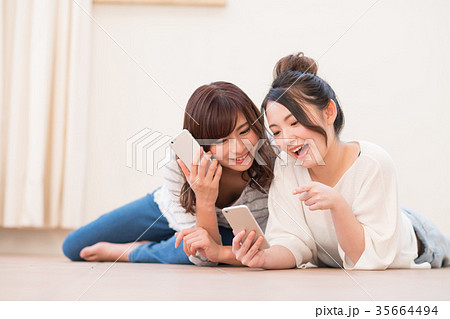 若い女性(スマホ) 若い女性(スマホ) 35664494