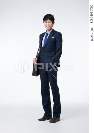 ビジネスマン ブリーフケース 若い男 35664750