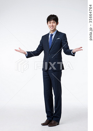 ビジネスマン 腕広げる 腕を広げる 35664764