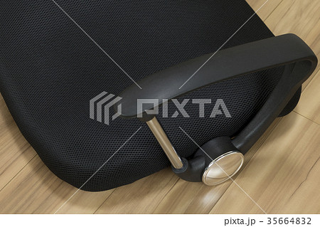 オフィスチェアの組立 35664832