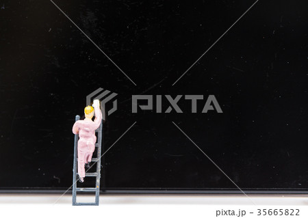 small figures businessmen Cleaning on Phone Screen 35665822