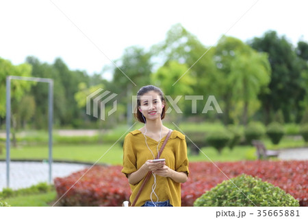 スマートフォンで音楽を聴く女性 35665881