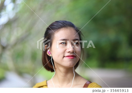 スマートフォンで音楽を聴く女性 35665913