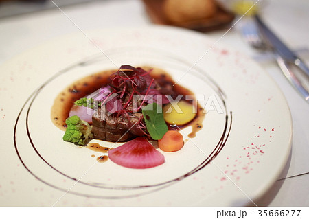 ステーキ フォアグラ (メインディッシュ コース料理 レストラン プレート 食べ物 飲食店 牛肉) 35666277