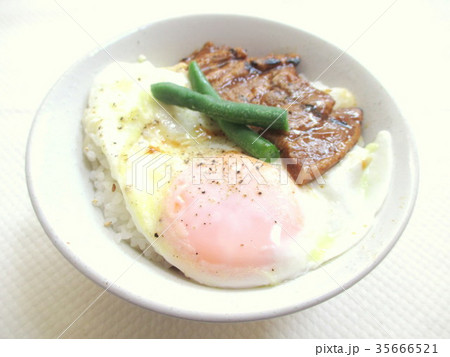 目玉焼きのせの豚丼 目玉焼きのせの豚丼 35666521