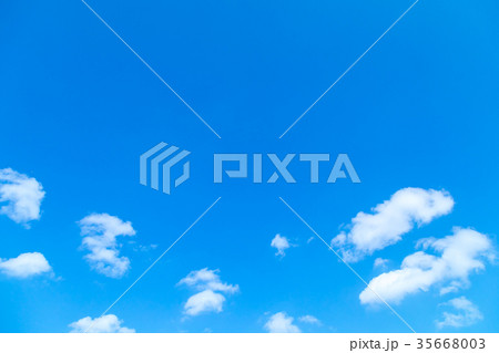 雲　積雲　青い空　白い雲　秋の空　冬の空　背景用素材　クラウド　青空　合成用背景 35668003