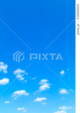 雲　積雲　青い空　白い雲　秋の空　冬の空　背景用素材　クラウド　青空　合成用背景 35668004