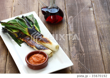 炭火焼カルソッツとロメスコソース、ポロンに入った赤ワイン 炭火焼カルソッツとロメスコソース、ポロンに入った赤ワイン 35670192