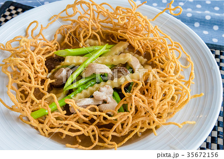 Crispy noodles in thick gravy 35672156