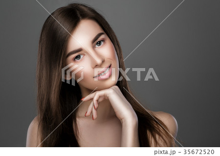 woman with perfect skin and natural make-up  35672520